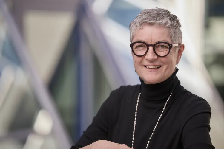 Oberkirchenrätin Carmen Rivuzumwami Oberkirchenrätin Carmen Rivuzumwami leitet Dezernat 2 "Bildung, Schule, Diakonat“, das sich mit allen Fragen kirchlicher Bildung beschäftigt. Es umfasst die Referate "Religionsunterricht, Schule und Bildung", "Werke und Dienste" sowie "Diakonat".