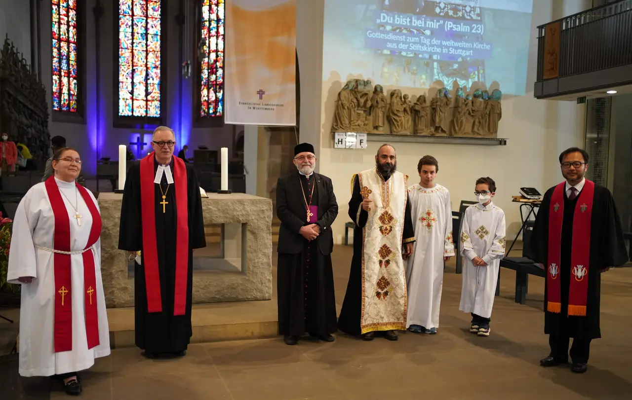 Nach dem Gottesdienst in der Stuttgarter Stiftskirche tauschte sich Landesbischof Dr. h.c. Frank Otfried July (2. v.l.) noch mit Vertretern internationaler Kirchengemeinden in Württemberg aus, und zwar mit (von links) Pfarrerin Kristi Sääsk, Chor-Episkopos Habip Önder, Pater Johannes Ghali mit Florentius und Cassius sowie Pfarrer Kwon-Ho Rhee.
