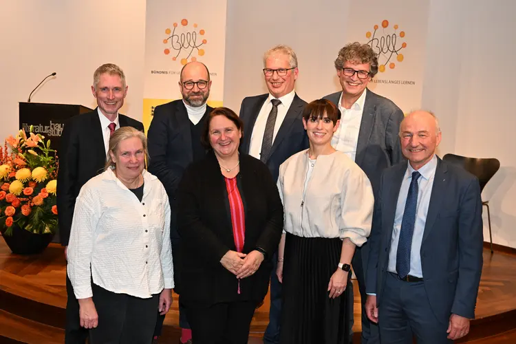 Von Seiten der württembergischen Landeskirche gehörte Dirk Werhahn (hinten 2. von links) zu den Unterzeichnenden. Er leitet im Ev. Oberkirchenrat in Stuttgart das Referat Werke und Dienste, Ev. Tagungsstätten