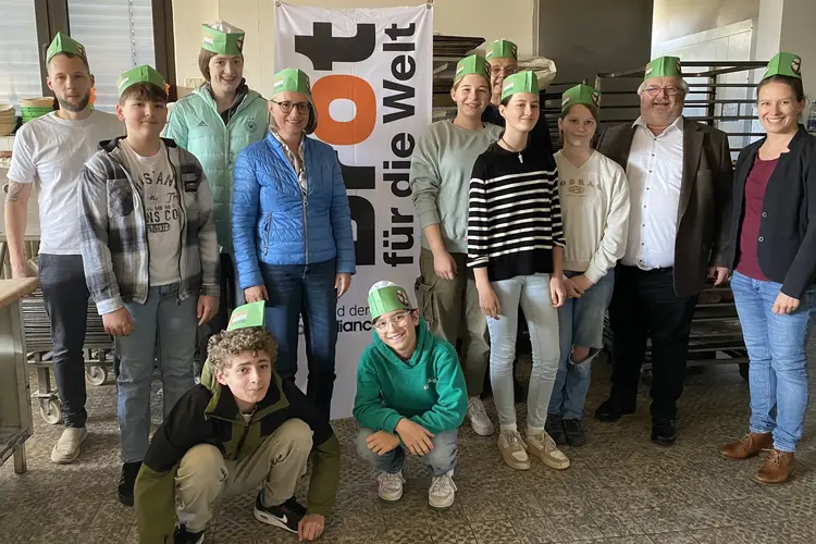Aichwalder Konfis mit Oberkirchenrätin Dr. Annette Noller (4. von links), dem Team der Bäckerei Stolle, Frank Sautter, Geschäftsführer der Bäckerinnung (2. von rechts) und Pfarrer Jochen Keltsch (5. von rechts)