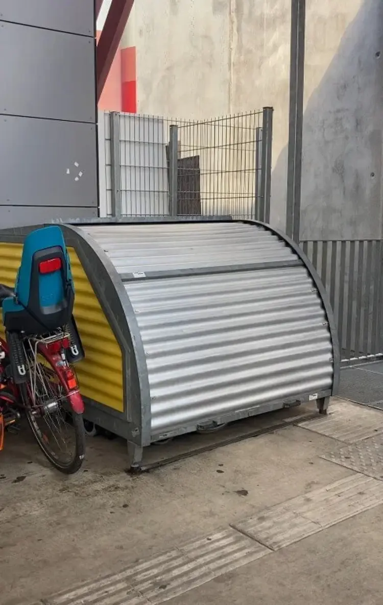 In einem Container an Gleis 1 hat die Bahnhofsmission für Reisende Rollstühle deponiert. 