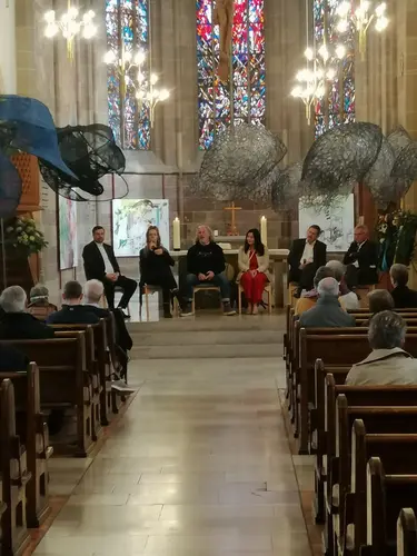 VerständigungsOrt Metamorphosen - Bad Cannstatt_Podium3_Alexander Stölzle Bei der Podiumsdiskussion (v.l.n.r.): Alexander Stölzle (Stadtpfarrer), Stephanie Abben (Künstlerin),
Ralf Kaudel (Geist&Geld e.V.), Katrin Steinhülb Joos MdL (SPD-Landtagsabgeordnete für Bad Cannstatt), Bernd-Marcel Löffler (Bezirksvorsteher Stuttgart-Bad Cannstatt)