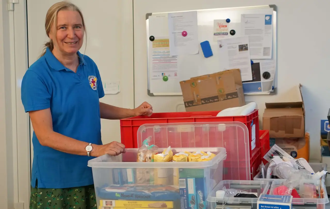 Antje Weber, Leiterin der Bahnhofsmission Stuttgart, zeigt Spenden.