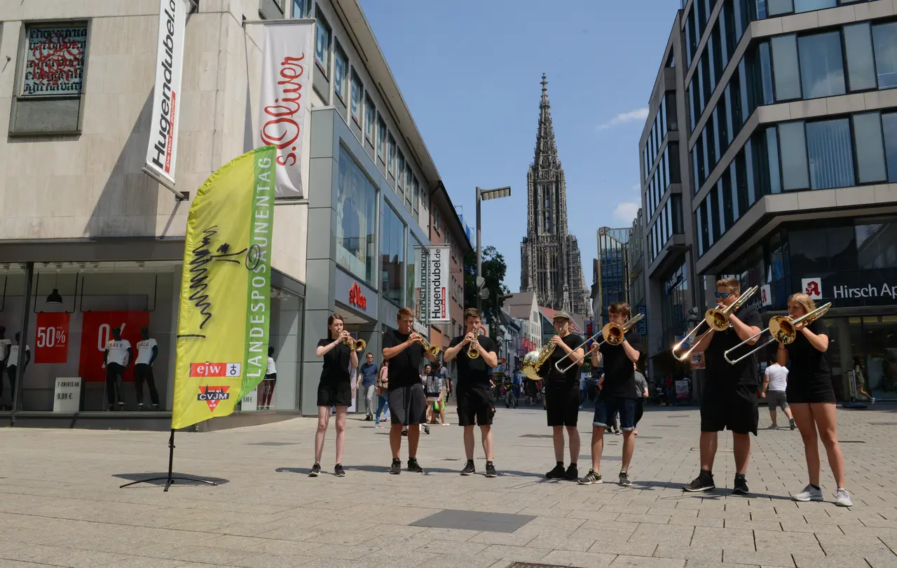 BlitzBlech_BrasMob_image002(c)Ralf_Hinz Am Samstagnachmittag treten Bläsergruppen an ungewöhnlichen Orten in Ulm auf.