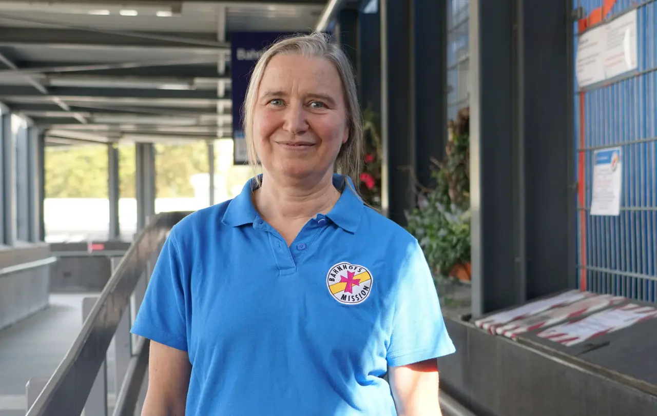 Antje Weber leitet die Bahnhofsmission Stuttgart. Sie erzählt, wie lange es dauert, Vertrauen zu den Menschen aufzubauen, die sich am Bahnhof aufhalten.