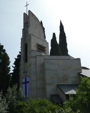 Zur Synode frisch aufgehängte Kirchenfahne am Turm der Versöhnungskirche in Tbilisi – unser Gastgeschenk.