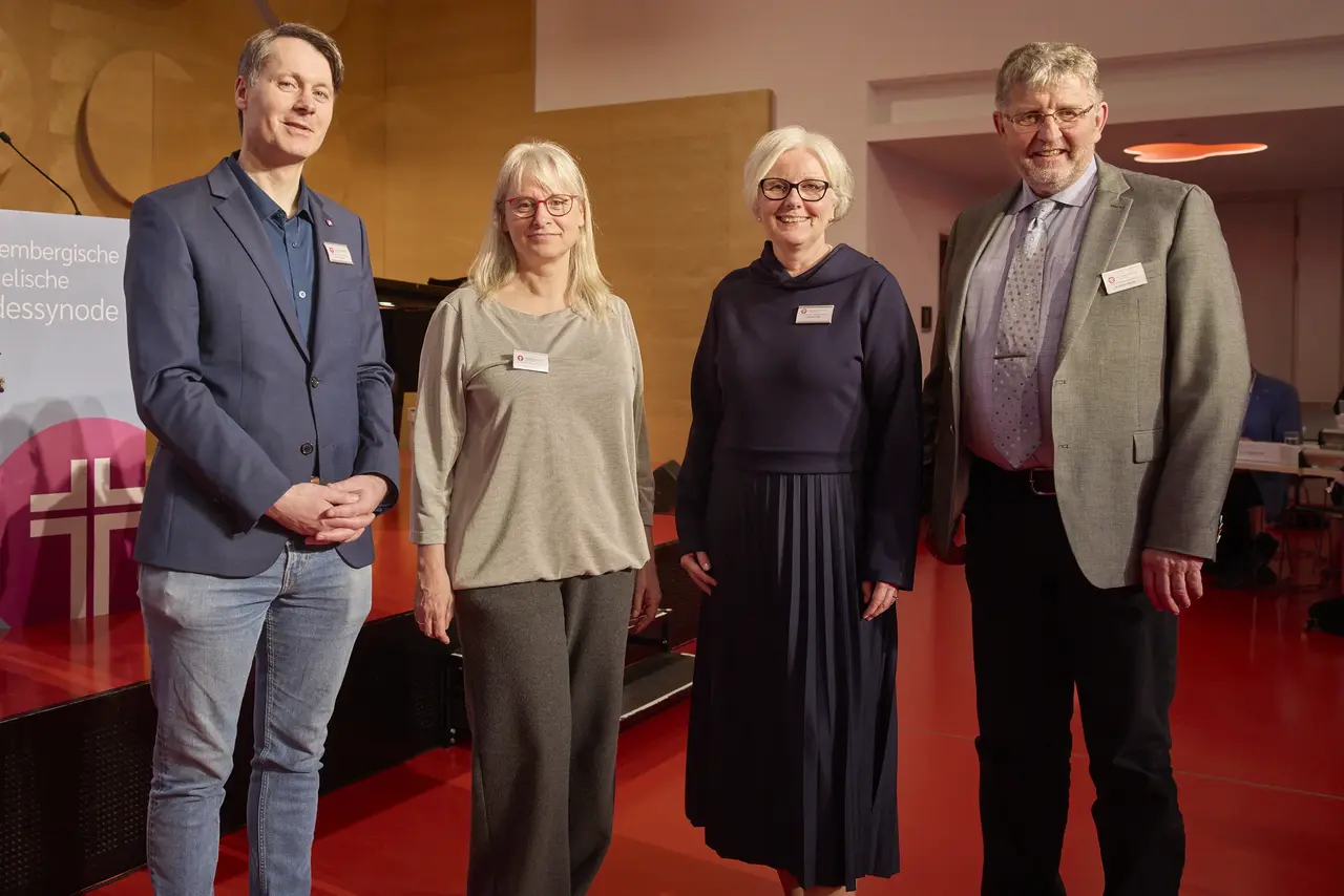 Das gewählte Präsidium vlnr Oliver Römisch, Lisbeth Sinner, Synodalpräsidentin Sabine Foth, Dr. Martin Brändl Das Präsidium der 17. Württembergischen Evangelischen Landessynode vlnr.: Oliver Römisch, Lisbeth Sinner, Synodalpräsidentin Sabine Foth, Dr. Martin Brändl