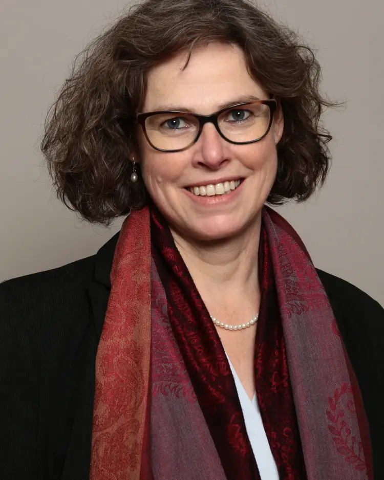 Gabriele Waldbaur Gabriele Waldbaur folgt im Kirchenbezirk Leonberg auf Wolfgang Vögele.