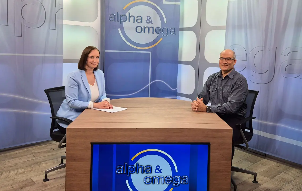 Moderatorin Heidrun Lieb (links im Bild) in der Talksendung "Alpha & Omega" mit ihrem Gast Heiko Bauder (rechts im Bild).