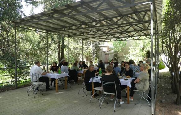 Gemeinsames Mittagessen der Synodalen im Garten der Versöhnungskirche zur Feier des Partnerschaftsjubiläums