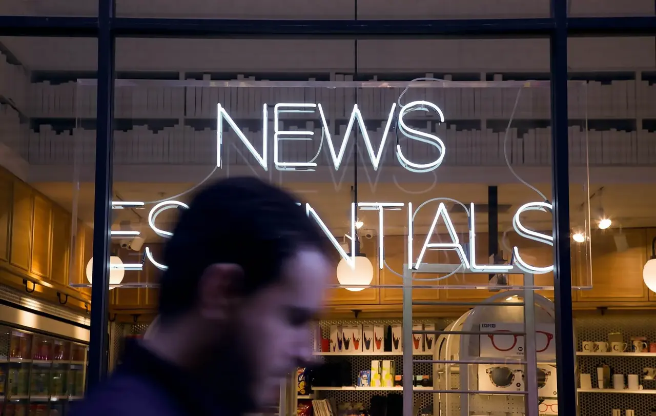 Neuigkeiten_Unsplash_lora-ohanessian-16rIhtV42yA Leuchtschrift "News" in einem Schaufenster
