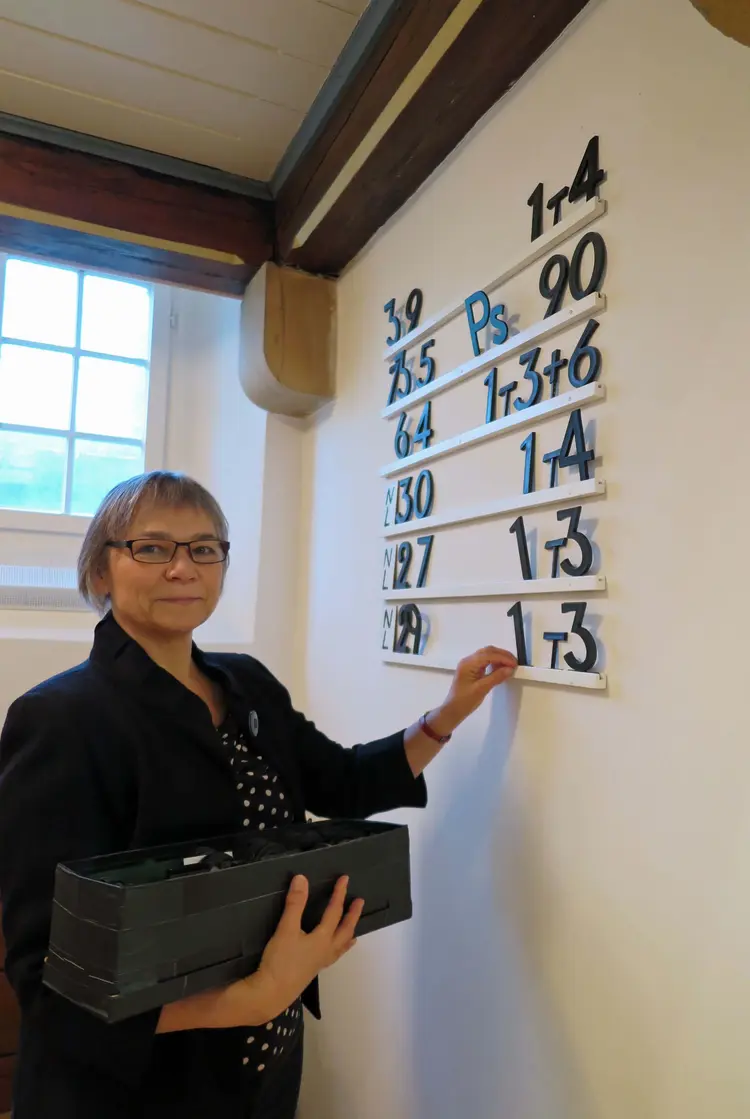 Margitta Hergert steckt die Liednummern an die Tafel in der Schanbacher Kirche