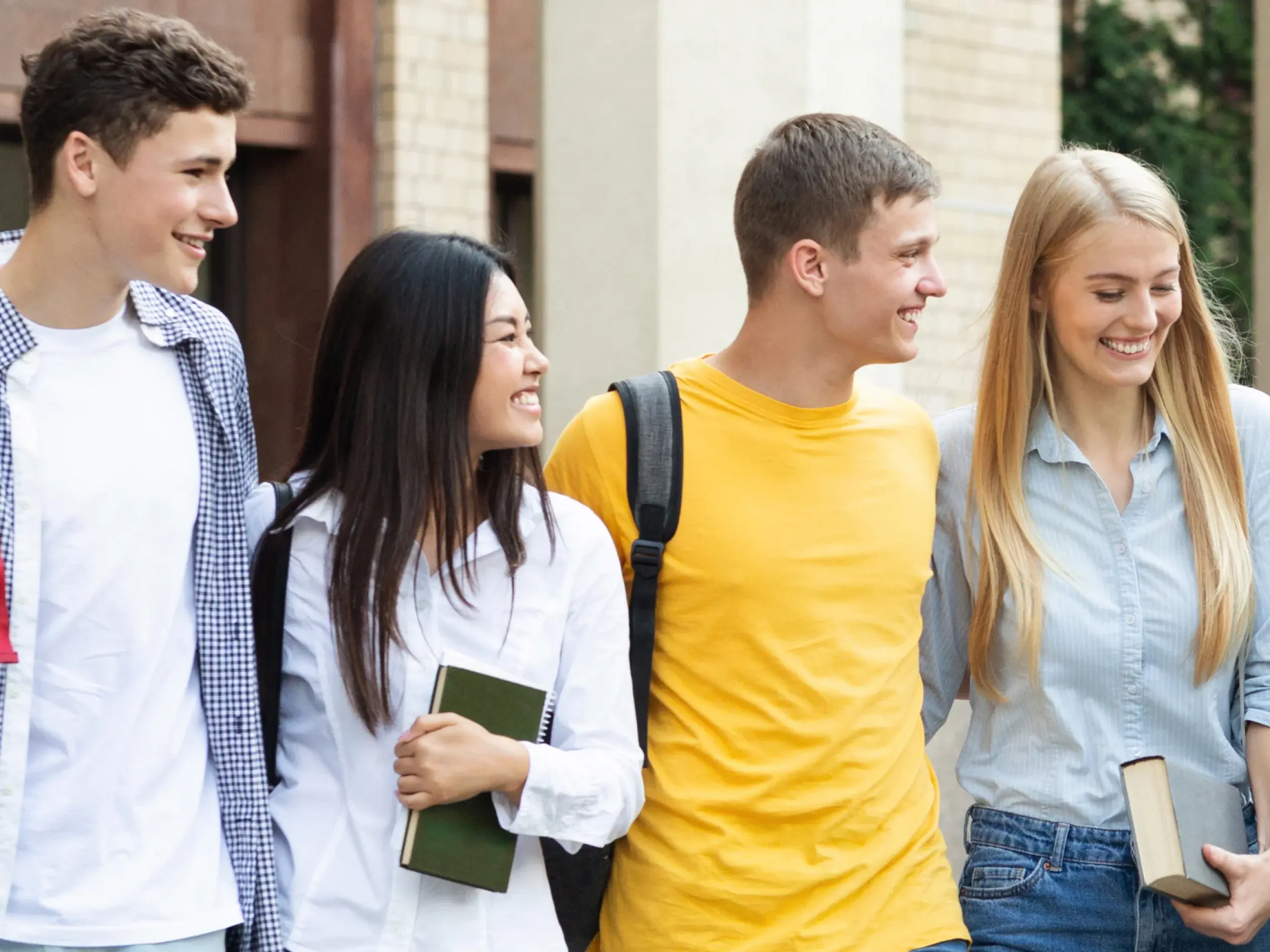 Klassenkameraden auf dem College-Campus