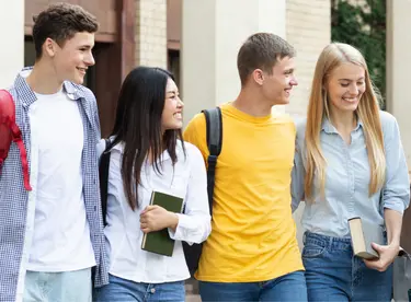 Klassenkameraden auf dem College-Campus